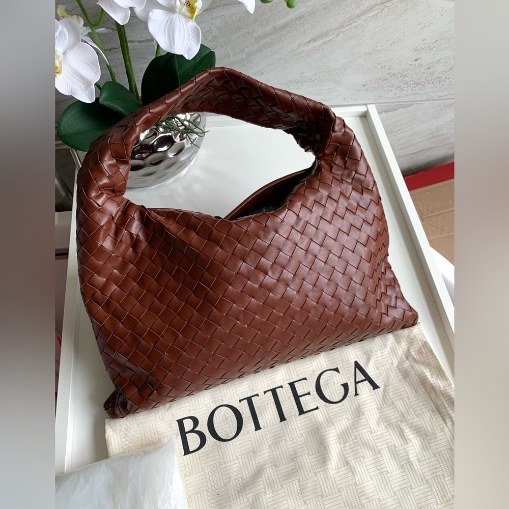 Authentic $4600 NWT BOTTEGA VENETA Calfskin Intrecciato Small Hop Sapele